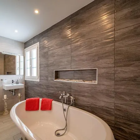 Villa Leona Carmen By *